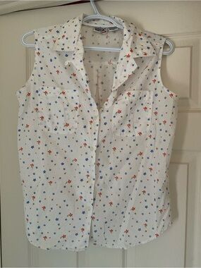 The BASIC Sleeveless Button-Up Blouse in White with Red & Blue Stars